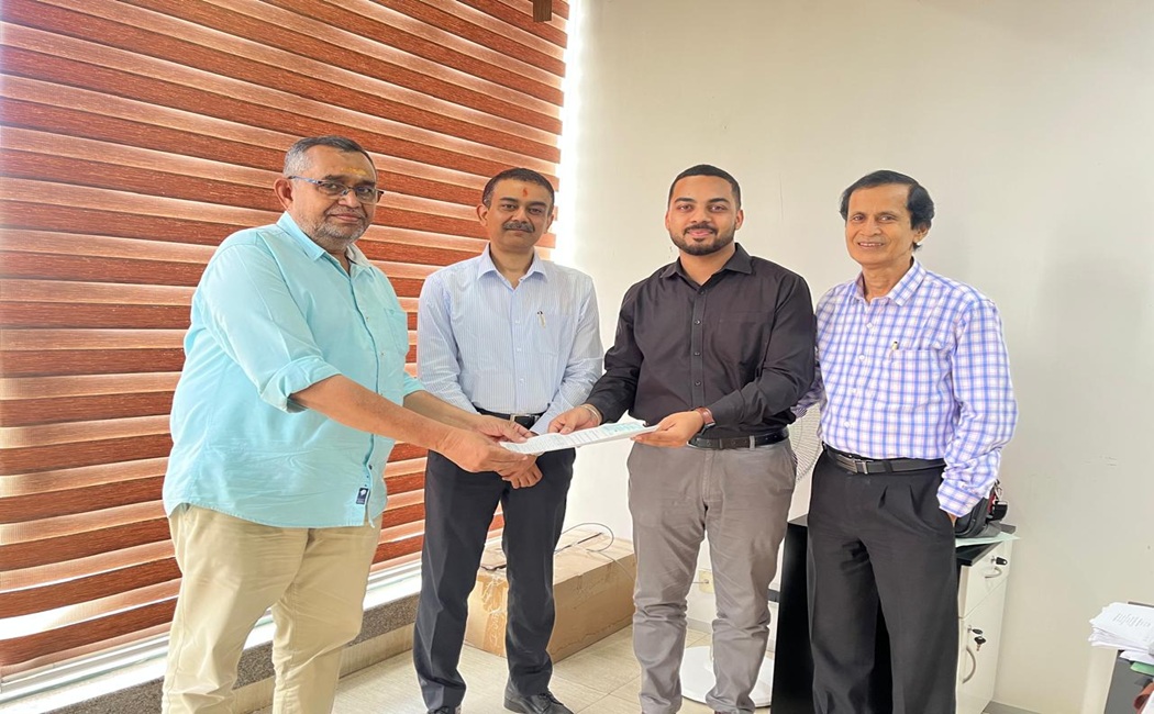 ईसीजीसी बैंगलोर शाखा के अधिकारी गुडविल फैब्रिक्स को 50.00 लाख रुपये का दावा चेक सौंपते हुए।